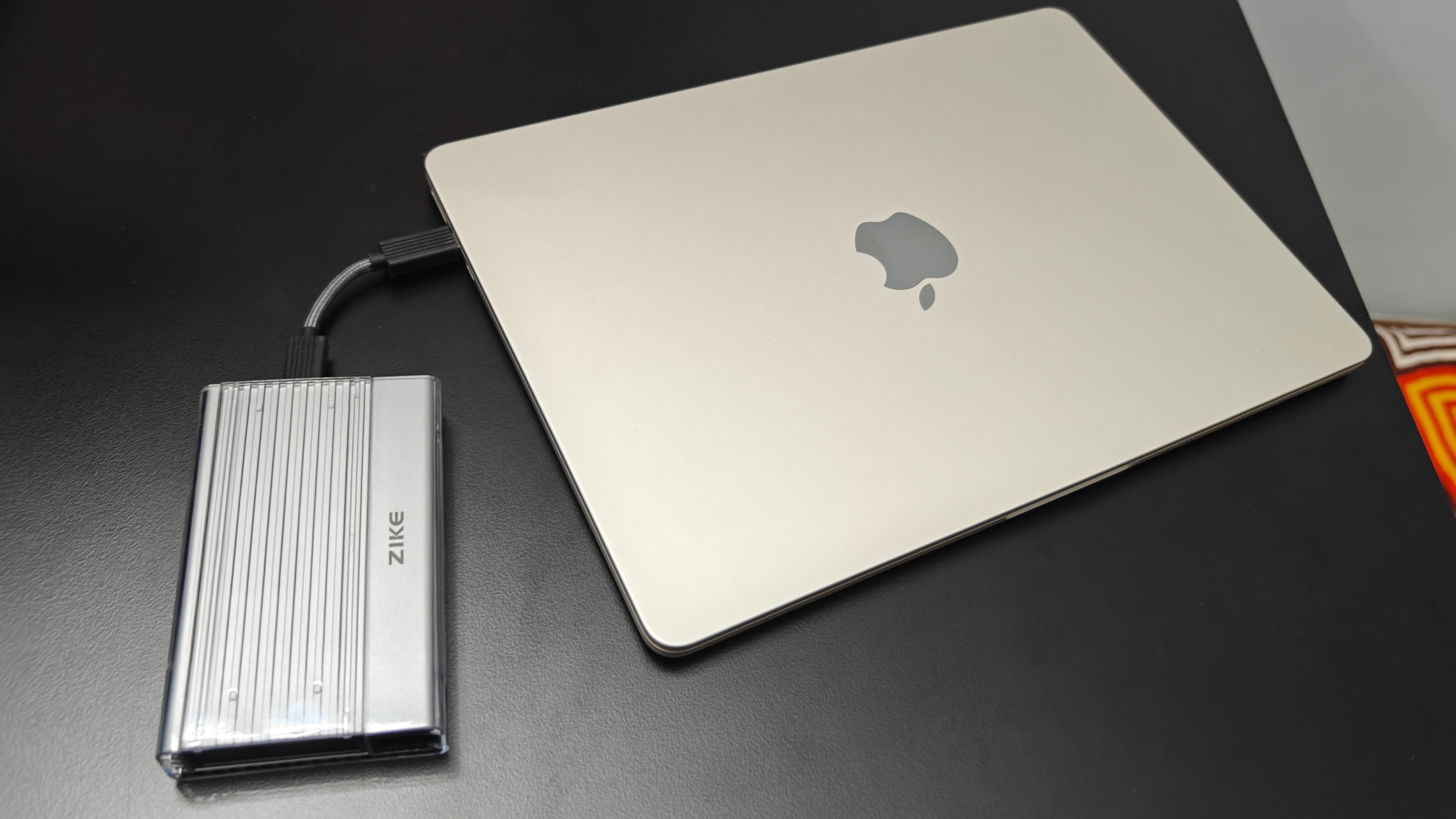 Gabinete SSD ZikeDrive USB4 NVMe com MacBook Air M2