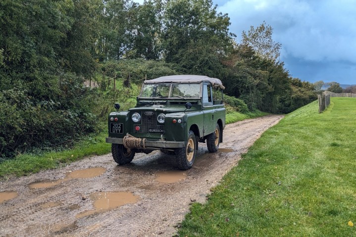 Um veículo Land Rover em uma pista lamacenta.