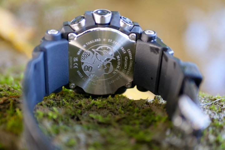 O G-Shock GW-9500 Mudman em um pouco de lama e grama.