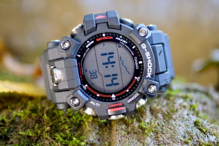 O G-Shock GW-9500 Mudman em um pouco de lama e grama.