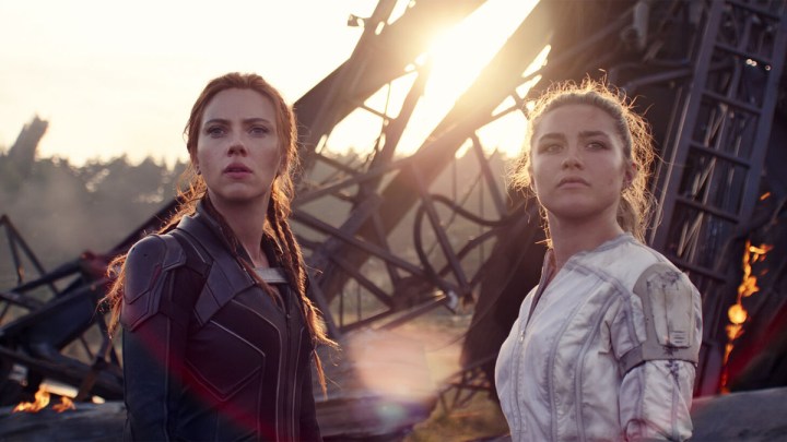 Scarlett Johansson e Florence Pugh em "Viúva Negra."