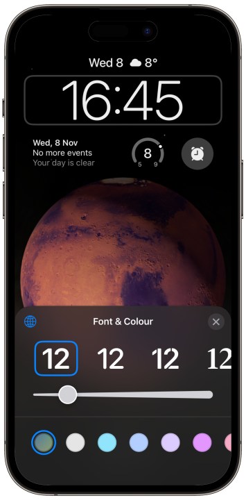 Alterando a fonte do relógio da tela de bloqueio do iPhone 15.