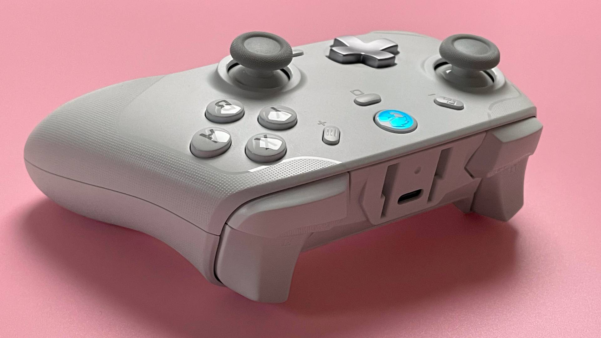 O controlador de jogo GameSir T4 Cyclone para iOS e macOS em um fundo rosa.