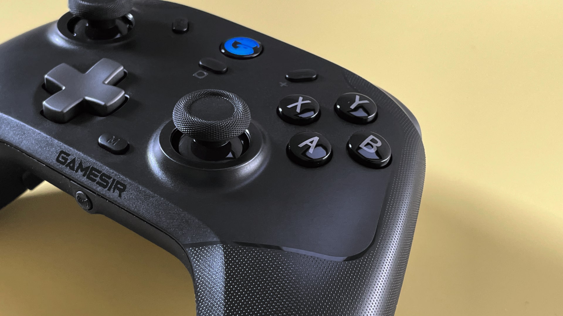 O controlador de jogo GameSir T4 Cyclone Pro para iOS e macOS contra um fundo amarelo.