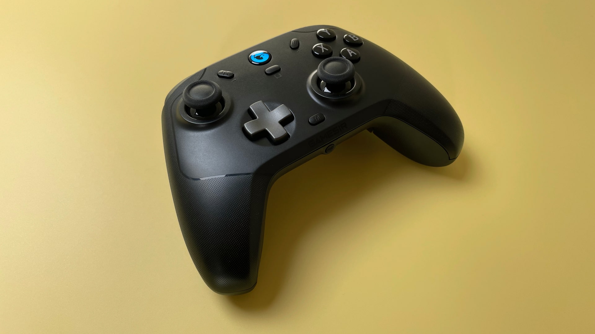 O controlador de jogo GameSir T4 Cyclone Pro para iOS e macOS contra um fundo amarelo.