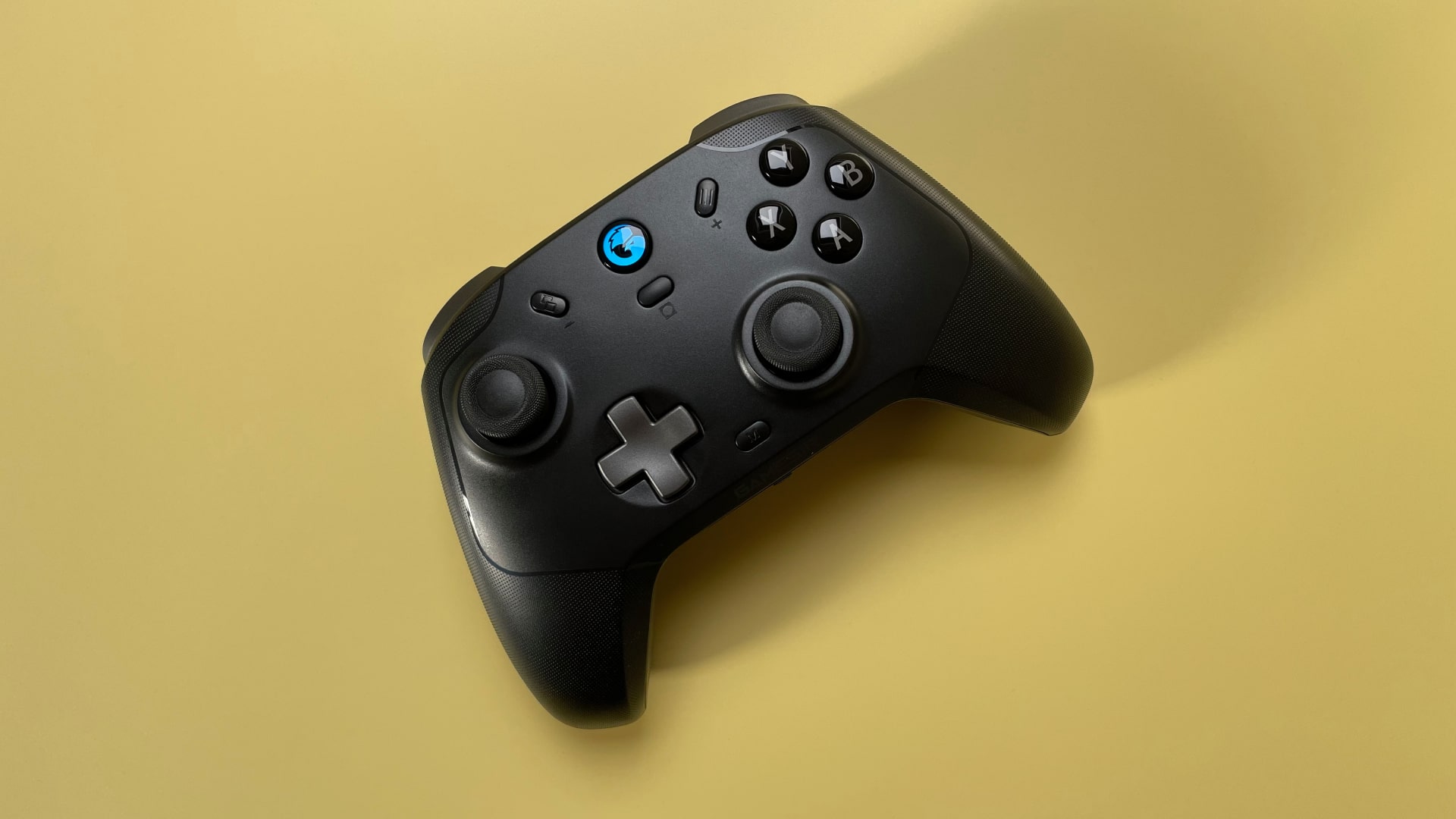 O controlador de jogo GameSir T4 Cyclone Pro para iOS e macOS contra um fundo amarelo.