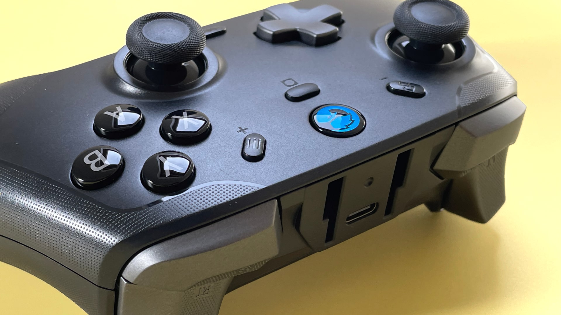 O controlador de jogo GameSir T4 Cyclone Pro para iOS e macOS contra um fundo amarelo.