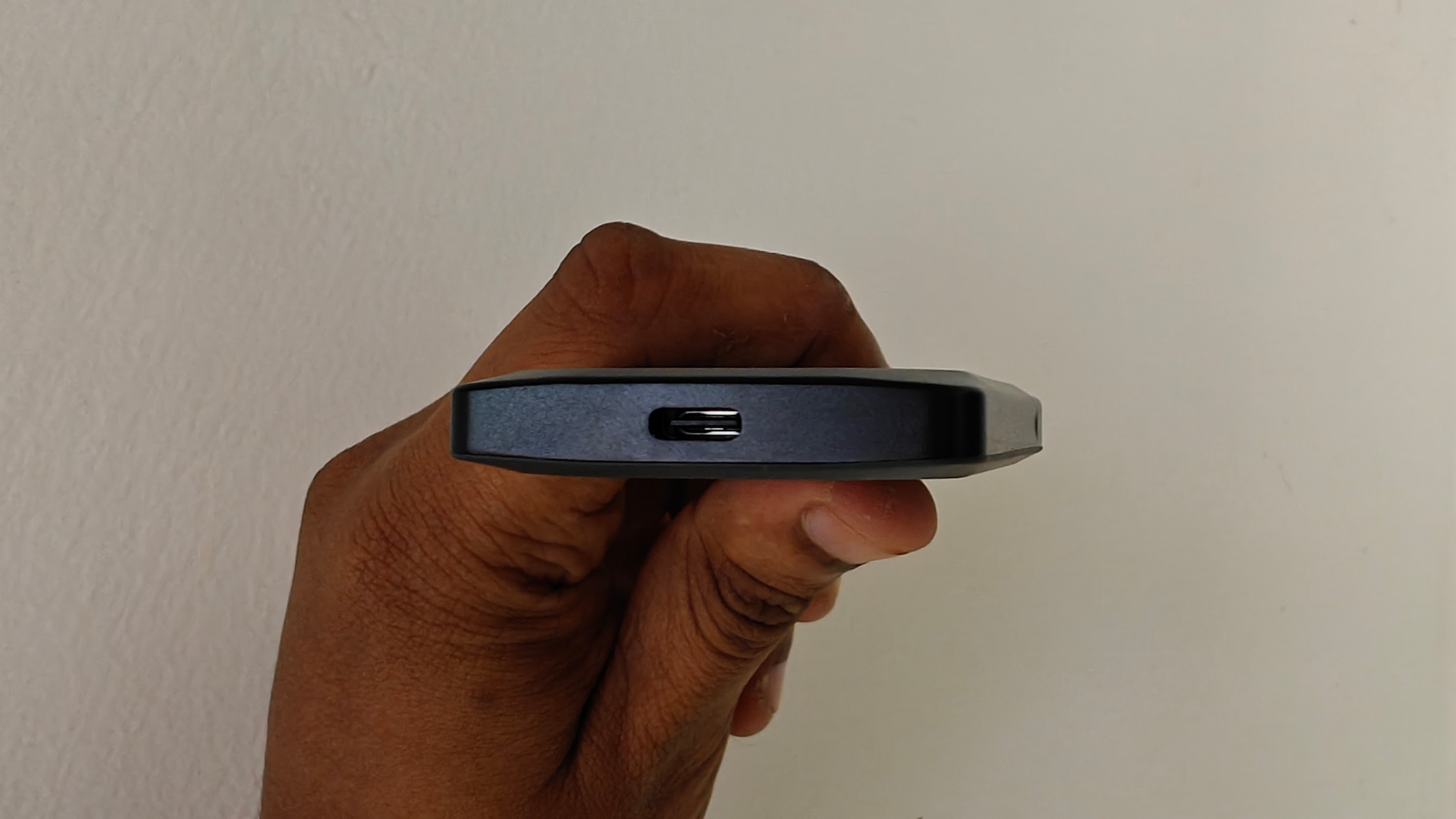 SSD Crucial X10 Pro em mãos mostrando a porta USB-C