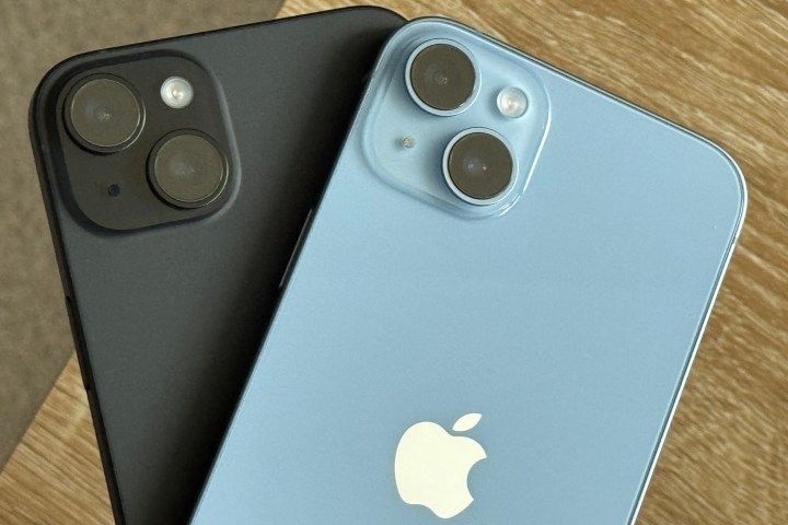 Os módulos de câmera Apple iPhone 15 Plus e iPhone 14 Plus.