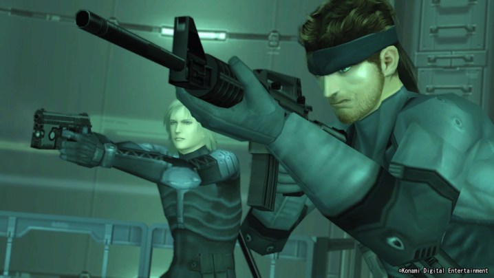 Solid Snake e Raiden seguram armas em Metal Gear Solid 2.