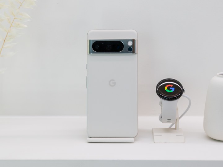 Google Pixel 8 Pro em branco com Pixel Watch 2 correspondente.