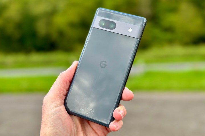 O Google Pixel 7a na mão de uma pessoa.