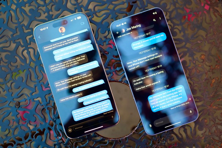 Nothing conversa em um Nothing Phone 2 em comparação com o iMessage em um iPhone 15 Pro Max.