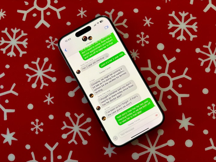 Bate-papo em grupo do iMessage com um usuário Android mostrando os balões verdes.