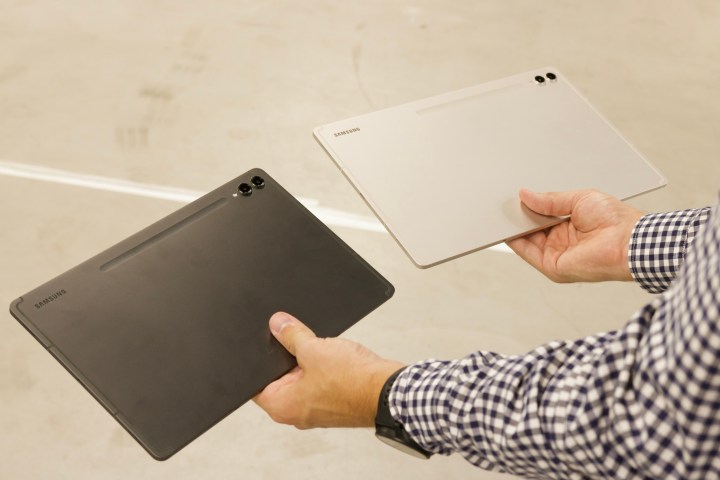 O Samsung Galaxy Tab S9 Plus e o Galaxy Tab S9 Ultra próximos um do outro.