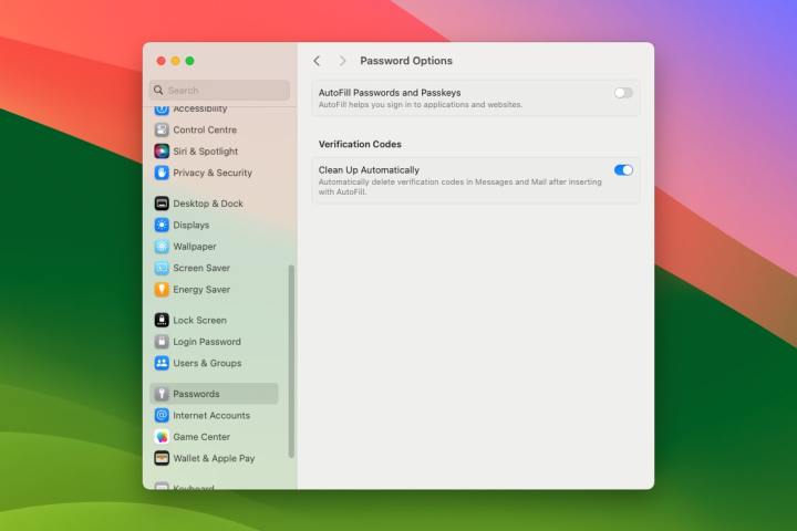 O aplicativo Configurações no macOS Sonoma, onde um usuário pode permitir que o sistema operacional limpe os códigos de verificação automaticamente.