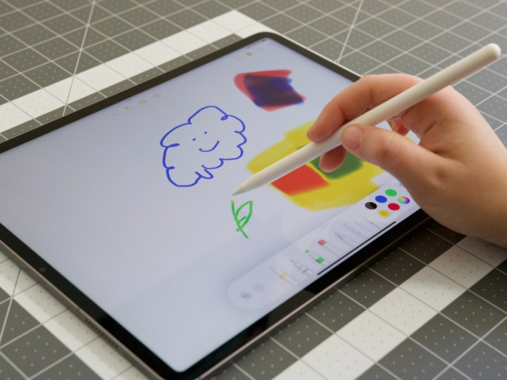 Usando um Apple Pencil para desenhar, colorir e editar em um Apple iPad.