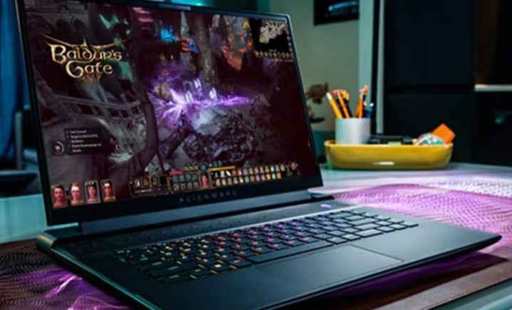 Um laptop para jogos Alienware m16 em uso em uma mesa, jogando Baldur's Gate III.