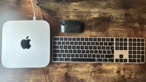 M2 Mac mini on a wooden desk