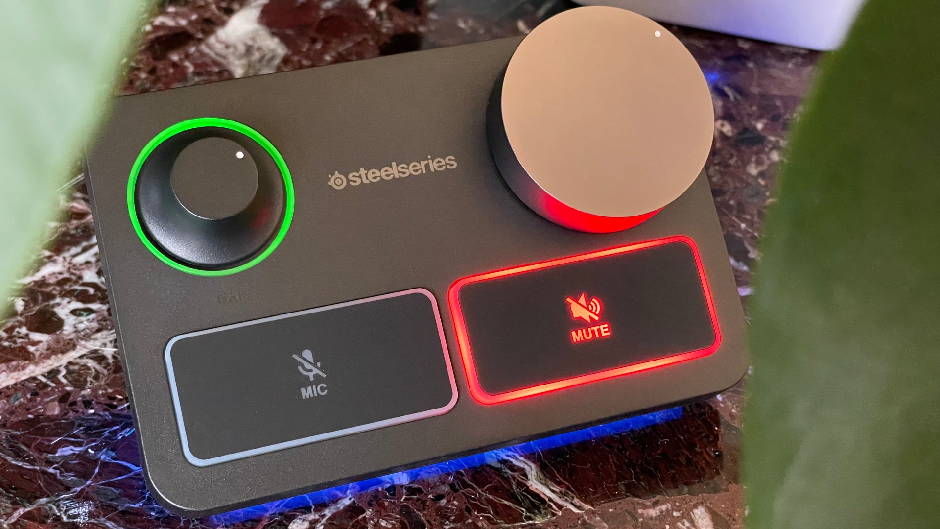 A interface Stream Mixer XLR do microfone SteelSeries Alias ​​Pro em uma cobertura de mármore.