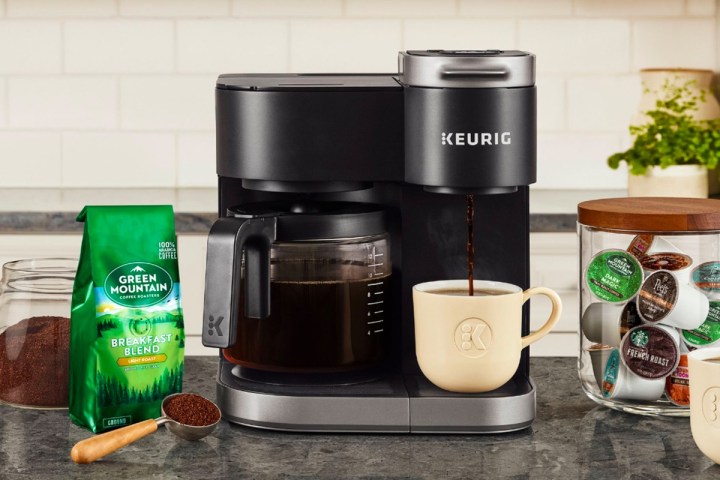 A cafeteira Keurig K-Duo fica em um balcão da cozinha.