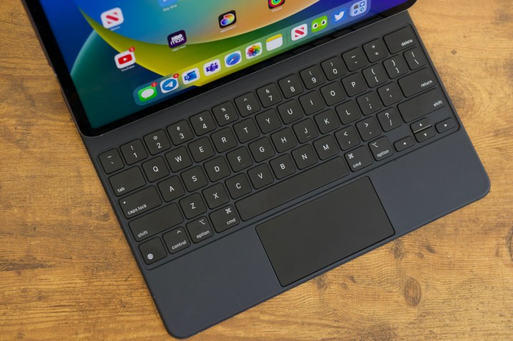 O iPad Pro (2022) instalado no Magic Keyboard.