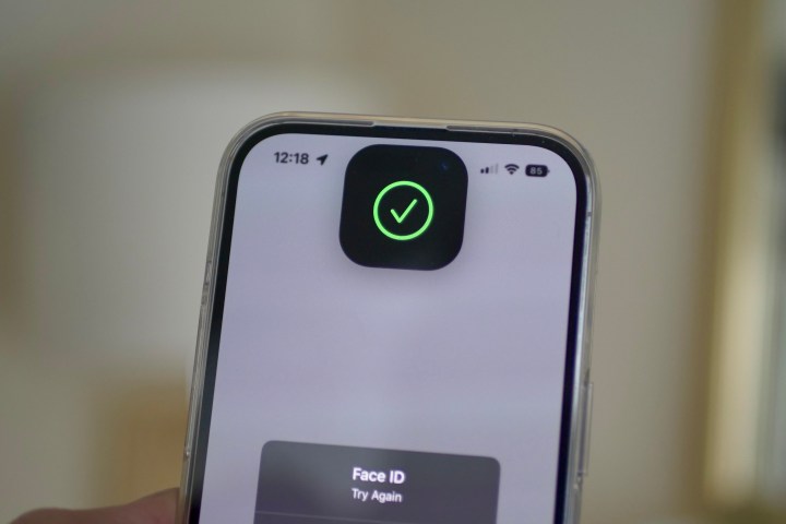 Ícone de marca do Face ID na Ilha Dinâmica do iPhone 14 Pro.