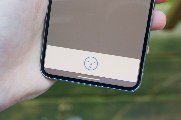 Solicitação de desbloqueio facial no Google Pixel 8 Pro.