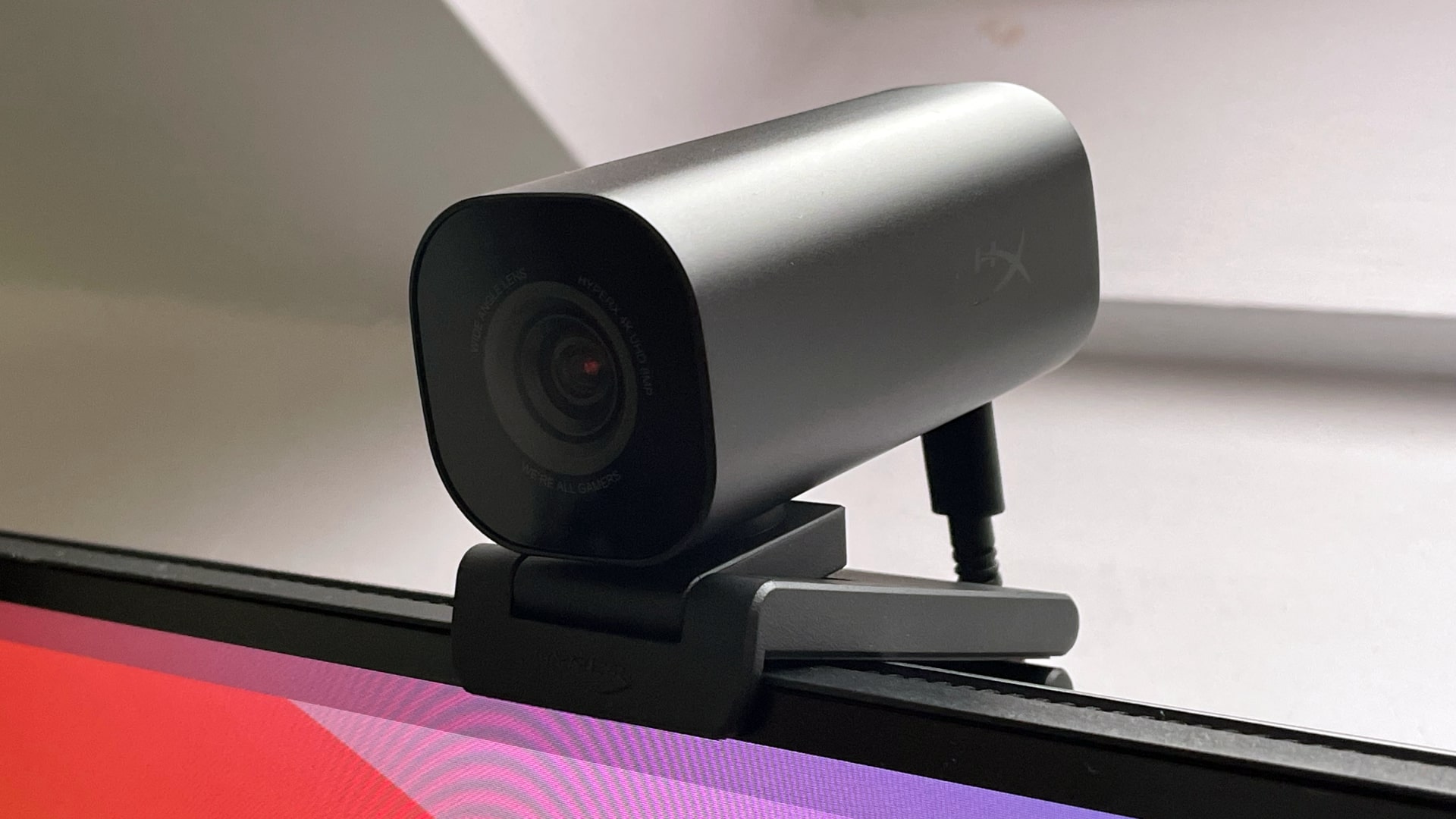 A webcam HyperX Vision S na parte superior de um monitor.