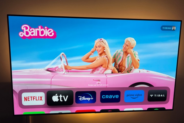 A tela inicial da Apple TV com o aplicativo Apple YV selecionado e a Barbie na visualização.