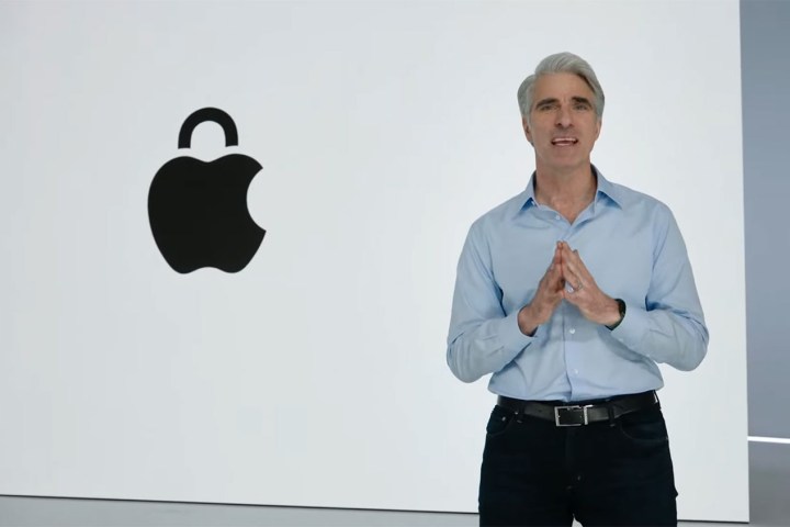 Craig Federighi da Apple falando sobre segurança do macOS na WWDC 2022.