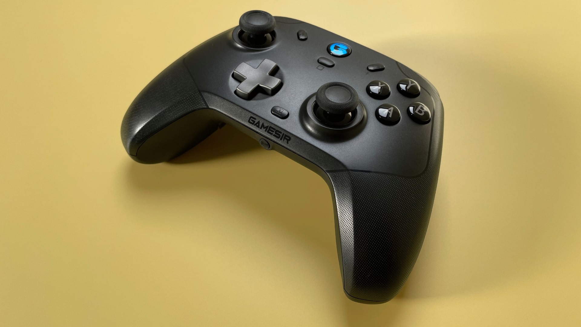 O controlador de jogo GameSir T4 Cyclone Pro para iOS e macOS contra um fundo amarelo.