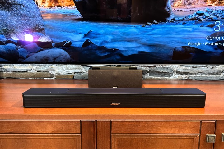 Bose Smart Soundbar 600 na frente da TV.