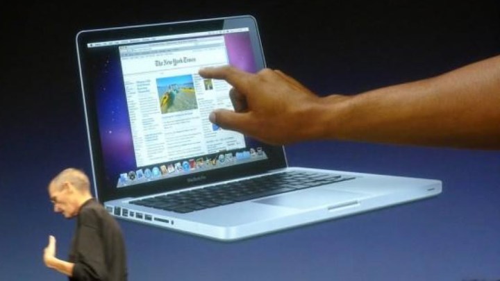 Steve Jobs na frente de um gráfico de um MacBook com tela sensível ao toque.