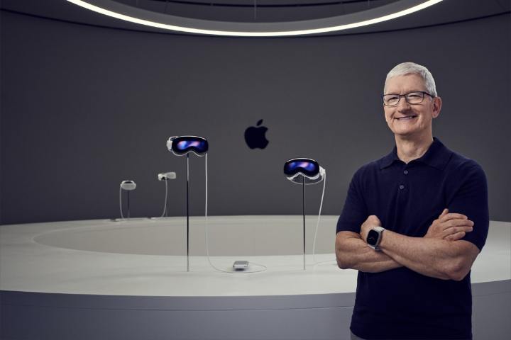 O CEO da Apple, Tim Cook, diante de quatro headsets Vision Pro.