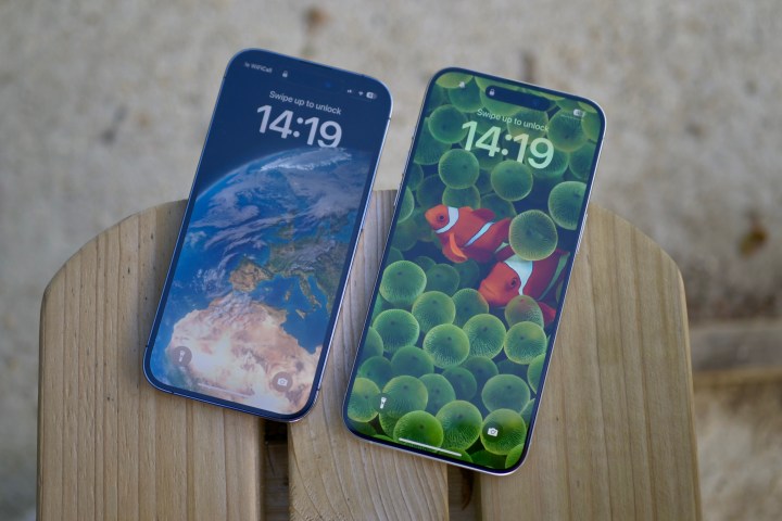 O Apple iPhone 15 Pro Max e iPhone 14 Pro mostrando as telas.