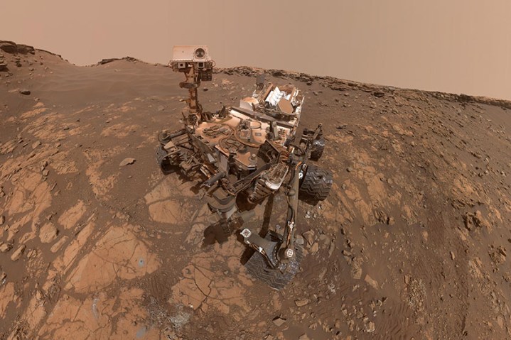 Um close recortado da selfie do rover Curiosity.