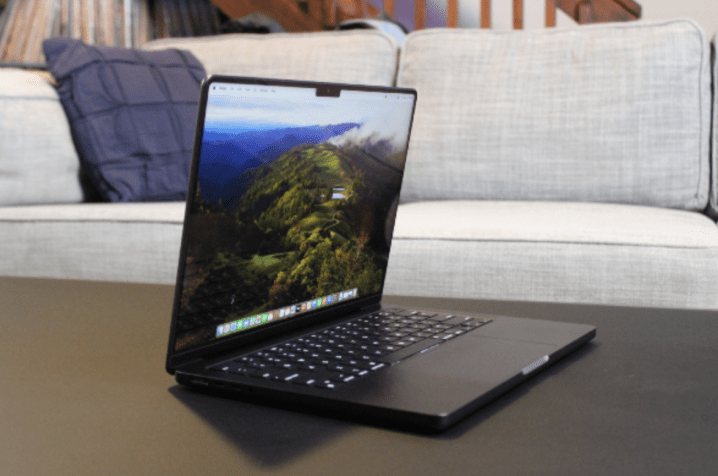 O MacBook Pro aberto sobre uma mesa.