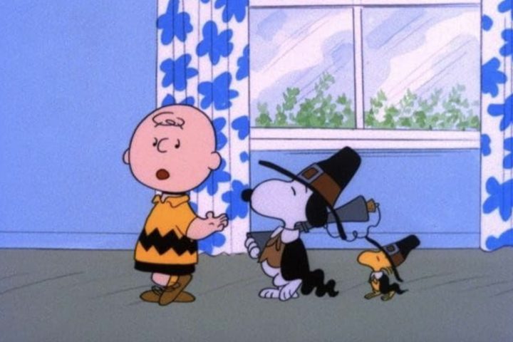 Charlie Brown conversa com Snoopy.