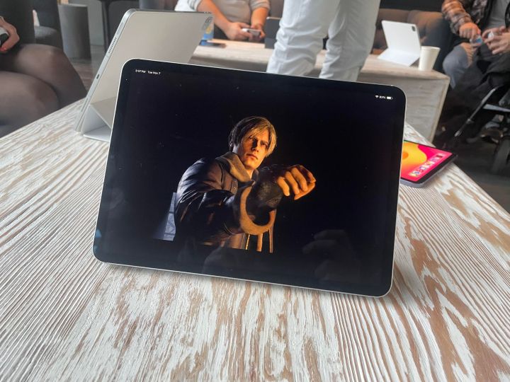 Resident Evil 4 é reproduzido na tela do iPad.