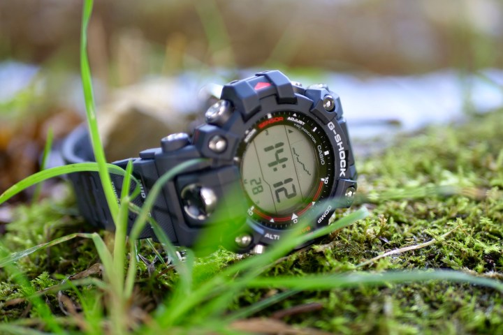 O G-Shock GW-9500 Mudman em um pouco de lama e grama.