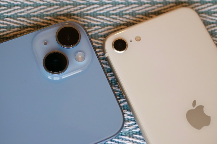 Close dos módulos de câmera do iPhone SE 2022 e iPhone 14 Plus.