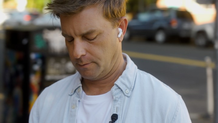 Um homem usando o Apple AirPods Pro 2 com USB-C e MagSafe.