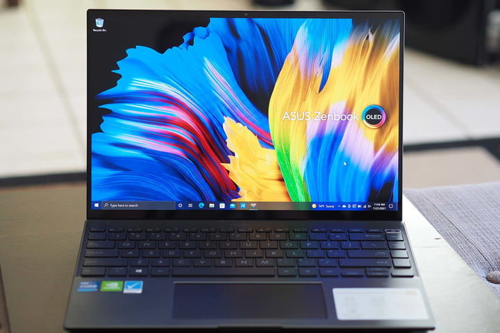 Vista frontal do Asus Zenbook 14X OLED mostrando a tela e o teclado.