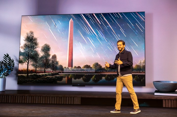 Daniel Rausch, vice-presidente da Fire TV e Alexa da Amazon, diante de uma foto gerada por IA na Fire TV.