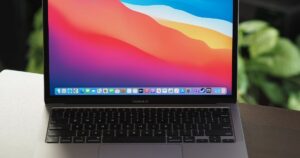 A Best Buy tem o MacBook Air M1 pelo preço da Black Friday