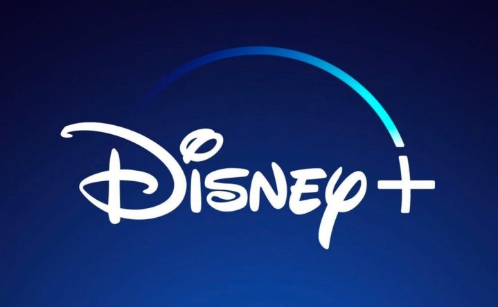 O logotipo Disney+ contra um fundo gradiente azul.