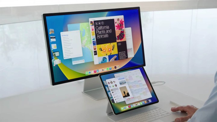 Um iPad e um monitor externo usando Stage Manager no iPadOS 16.