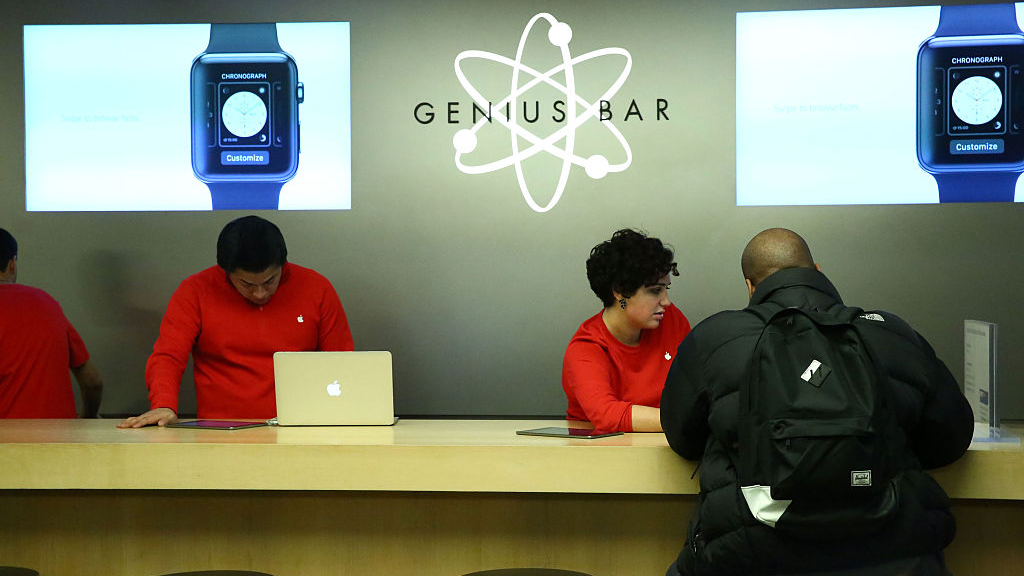 Funcionários do Genius Bar vestindo vermelho