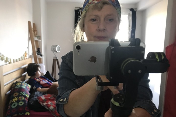 A vencedora do BAFTA Victoria Mappleback gravando filme em um telefone.